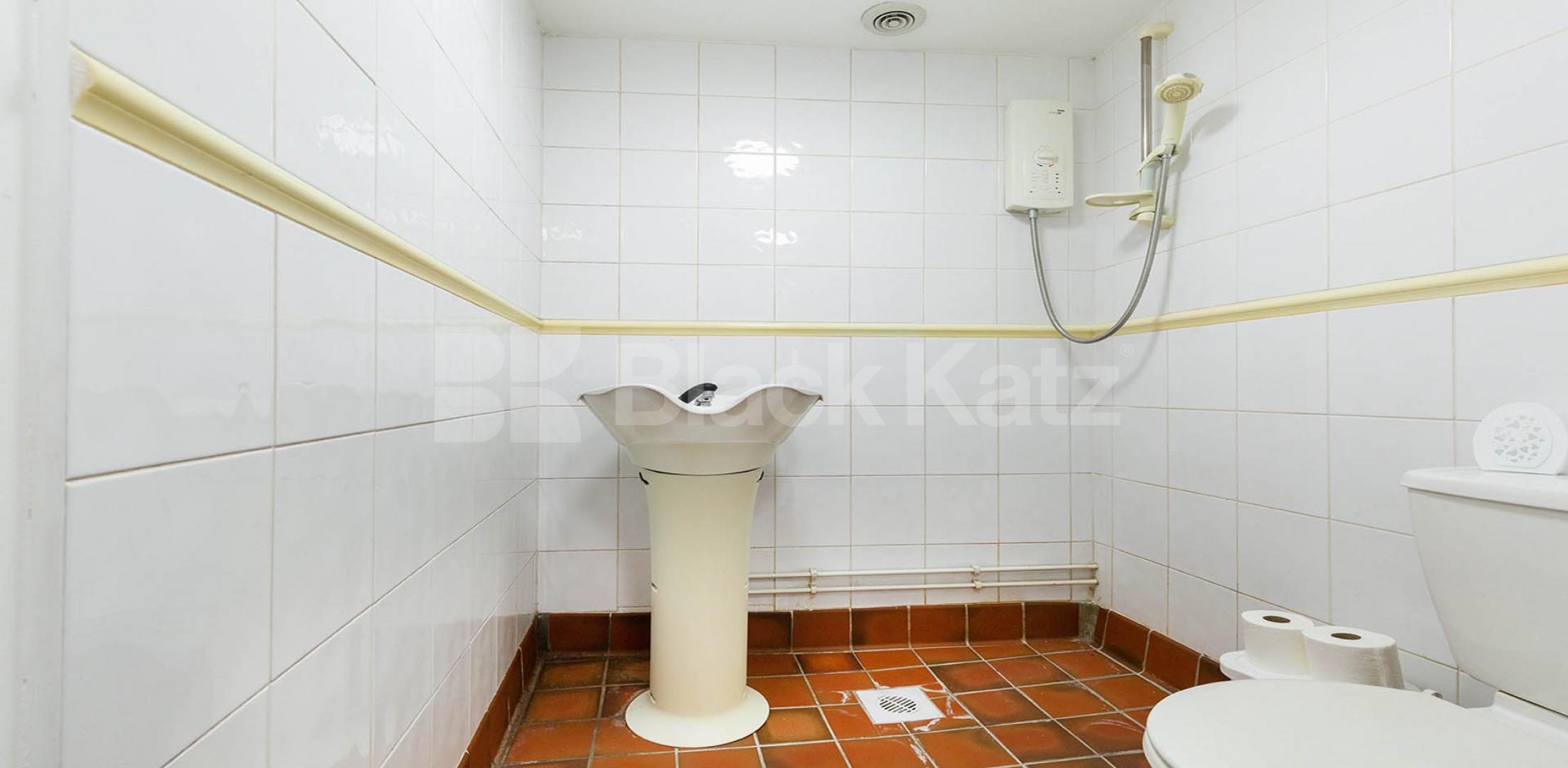 Stunning spacious 3 bed 2 bath with a huge lounge in Kentish Town. Highgate Road, Kentish Town